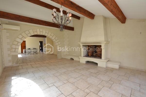 Bien rare sur le marché, à proximité immédiate des remparts.

Nichée dans une ruelle au calme, cette maison de village d’environ 170 m², édifiée sur une parcelle de 575 m², offre de beaux volumes, du cachet et un extérieur particulièrement appréciable à cet emplacement.

Dès l’entrée, vous serez séduit par son bel escalier aux lignes élégantes, qui donne immédiatement le ton.

Au rez-de-chaussée, entièrement climatisé, la maison dévoile une vaste pièce de vie de près de 74 m² avec cuisine ouverte. Belle hauteur sous plafond, poutres apparentes, cheminée et grandes ouvertures apportent beaucoup de caractère à cet espace, qui bénéficie d’un accès direct au jardin exposé sud-ouest.

Ce niveau comprend également une chambre avec salle d’eau, ainsi que des toilettes séparées.

À l’étage, des travaux de rénovation permettront de repenser les espaces selon vos envies. Il se compose actuellement de deux chambres, d’un salon et d’une cuisine, ces deux dernières pièces pouvant notamment être transformées afin de créer des chambres supplémentaires ou d’autres espaces selon les besoins.

Une salle d’eau, des toilettes séparées ainsi qu’une terrasse d’environ 17 m² complètent cet étage.

À l’extérieur, la propriété dispose d’un jardin arboré offrant un beau potentiel d’aménagement. Un grand portail ouvre sur une cour permettant de stationner facilement deux à trois véhicules à l’intérieur de la propriété.

Une maison aux volumes généreux et au charme singulier, offrant de nombreuses possibilités d’aménagement, dans un secteur particulièrement recherché à quelques pas des remparts.

Une propriété à découvrir pour apprécier pleinement son potentiel.