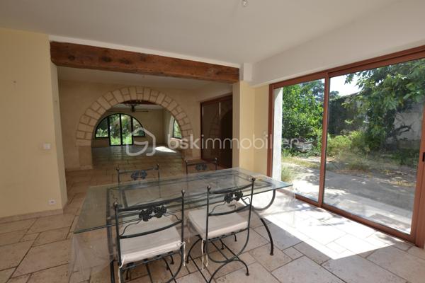 Bien rare sur le marché, à proximité immédiate des remparts.

Nichée dans une ruelle au calme, cette maison de village d’environ 170 m², édifiée sur une parcelle de 575 m², offre de beaux volumes, du cachet et un extérieur particulièrement appréciable à cet emplacement.

Dès l’entrée, vous serez séduit par son bel escalier aux lignes élégantes, qui donne immédiatement le ton.

Au rez-de-chaussée, entièrement climatisé, la maison dévoile une vaste pièce de vie de près de 74 m² avec cuisine ouverte. Belle hauteur sous plafond, poutres apparentes, cheminée et grandes ouvertures apportent beaucoup de caractère à cet espace, qui bénéficie d’un accès direct au jardin exposé sud-ouest.

Ce niveau comprend également une chambre avec salle d’eau, ainsi que des toilettes séparées.

À l’étage, des travaux de rénovation permettront de repenser les espaces selon vos envies. Il se compose actuellement de deux chambres, d’un salon et d’une cuisine, ces deux dernières pièces pouvant notamment être transformées afin de créer des chambres supplémentaires ou d’autres espaces selon les besoins.

Une salle d’eau, des toilettes séparées ainsi qu’une terrasse d’environ 17 m² complètent cet étage.

À l’extérieur, la propriété dispose d’un jardin arboré offrant un beau potentiel d’aménagement. Un grand portail ouvre sur une cour permettant de stationner facilement deux à trois véhicules à l’intérieur de la propriété.

Une maison aux volumes généreux et au charme singulier, offrant de nombreuses possibilités d’aménagement, dans un secteur particulièrement recherché à quelques pas des remparts.

Une propriété à découvrir pour apprécier pleinement son potentiel.