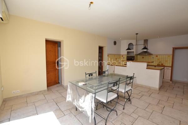Bien rare sur le marché, à proximité immédiate des remparts.

Nichée dans une ruelle au calme, cette maison de village d’environ 170 m², édifiée sur une parcelle de 575 m², offre de beaux volumes, du cachet et un extérieur particulièrement appréciable à cet emplacement.

Dès l’entrée, vous serez séduit par son bel escalier aux lignes élégantes, qui donne immédiatement le ton.

Au rez-de-chaussée, entièrement climatisé, la maison dévoile une vaste pièce de vie de près de 74 m² avec cuisine ouverte. Belle hauteur sous plafond, poutres apparentes, cheminée et grandes ouvertures apportent beaucoup de caractère à cet espace, qui bénéficie d’un accès direct au jardin exposé sud-ouest.

Ce niveau comprend également une chambre avec salle d’eau, ainsi que des toilettes séparées.

À l’étage, des travaux de rénovation permettront de repenser les espaces selon vos envies. Il se compose actuellement de deux chambres, d’un salon et d’une cuisine, ces deux dernières pièces pouvant notamment être transformées afin de créer des chambres supplémentaires ou d’autres espaces selon les besoins.

Une salle d’eau, des toilettes séparées ainsi qu’une terrasse d’environ 17 m² complètent cet étage.

À l’extérieur, la propriété dispose d’un jardin arboré offrant un beau potentiel d’aménagement. Un grand portail ouvre sur une cour permettant de stationner facilement deux à trois véhicules à l’intérieur de la propriété.

Une maison aux volumes généreux et au charme singulier, offrant de nombreuses possibilités d’aménagement, dans un secteur particulièrement recherché à quelques pas des remparts.

Une propriété à découvrir pour apprécier pleinement son potentiel.