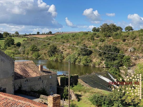 Dans un hameau à LA PEYRATTE proche d'une rivière