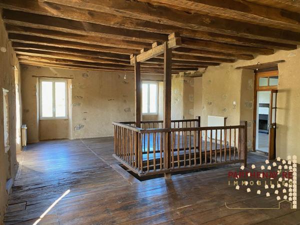 Dans un hameau à LA PEYRATTE proche d'une rivière