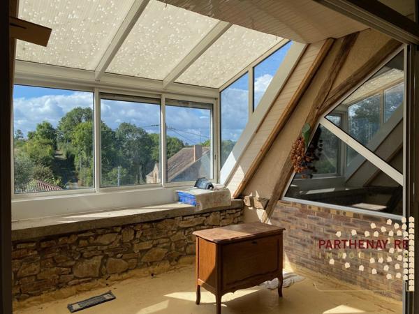 Dans un hameau à LA PEYRATTE proche d'une rivière