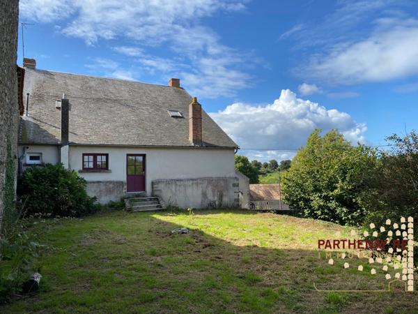 Dans un hameau à LA PEYRATTE proche d'une rivière