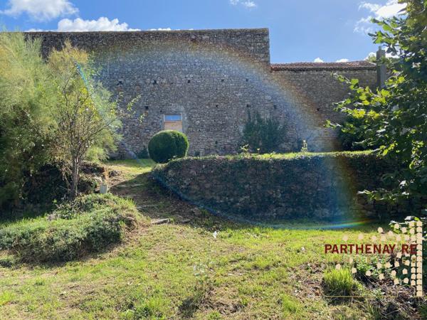 Dans un hameau à LA PEYRATTE proche d'une rivière