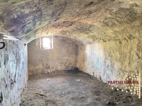 Dans un hameau à LA PEYRATTE proche d'une rivière