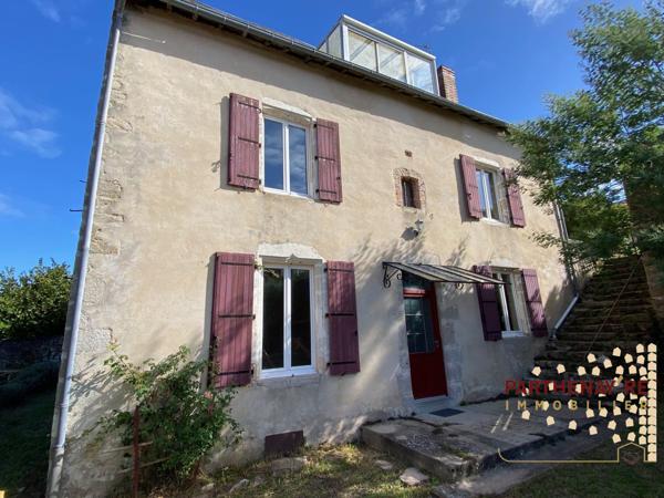 Dans un hameau à LA PEYRATTE proche d'une rivière