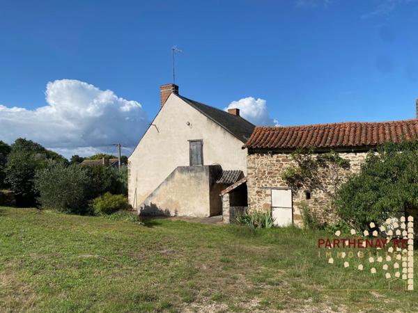Dans un hameau à LA PEYRATTE proche d'une rivière