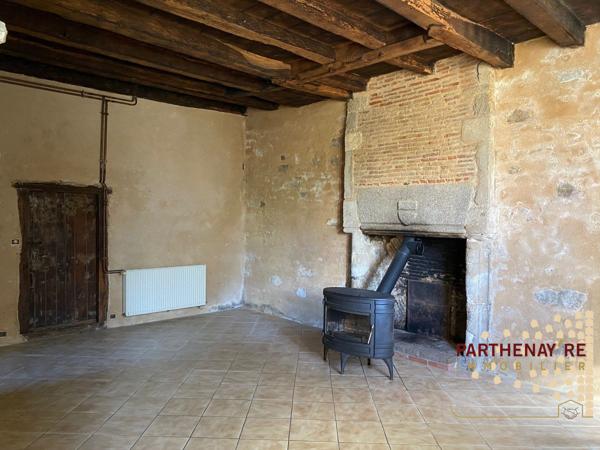 Dans un hameau à LA PEYRATTE proche d'une rivière