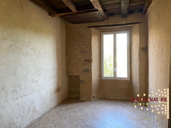 Dans un hameau à LA PEYRATTE proche d'une rivière