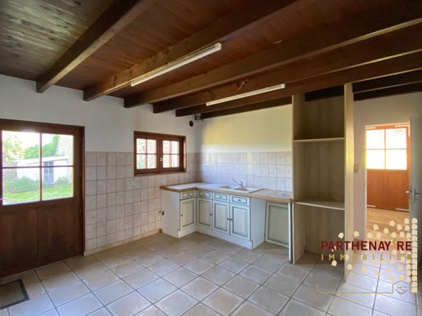 Dans un hameau à LA PEYRATTE proche d'une rivière