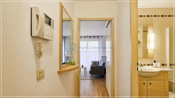 Divonne-les-Bains (01220) STUDIO MEUBLÉ AVEC BALCON ET PARKING PRIVATIF