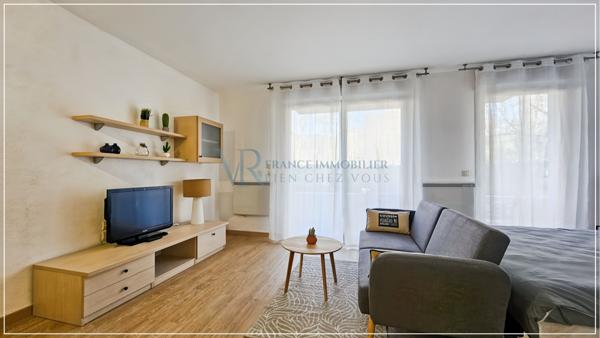 Divonne-les-Bains (01220) STUDIO MEUBLÉ AVEC BALCON ET PARKING PRIVATIF