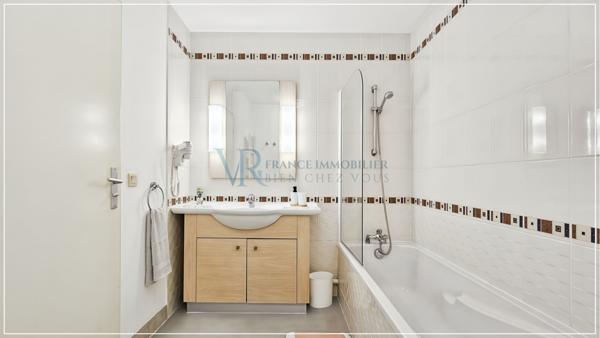 Divonne-les-Bains (01220) STUDIO MEUBLÉ AVEC BALCON ET PARKING PRIVATIF