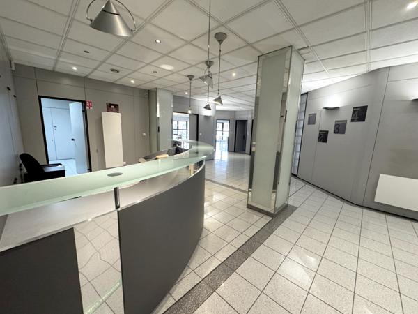 LOCAUX COMMERCIAUX - 418,44 m2