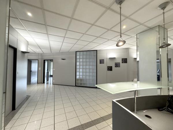 LOCAUX COMMERCIAUX - 418,44 m2