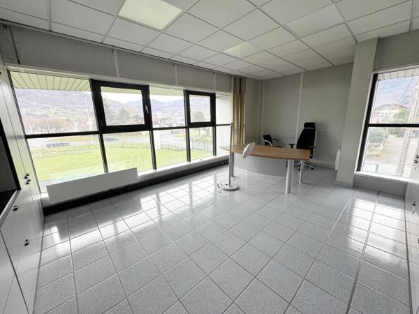 LOCAUX COMMERCIAUX - 418,44 m2