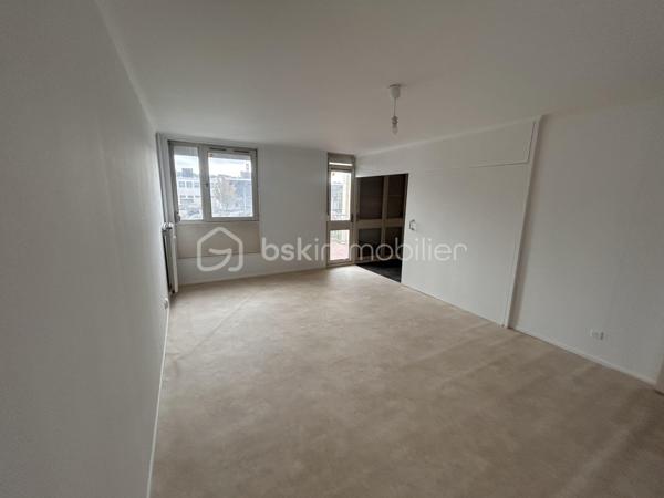 À découvrir, appartement de 87 m² situé au 1er étage d’une copropriété, proche gare à Boulogne-sur-Mer.

Avec ses beaux volumes et ses 3 chambres, cet appartement offre un potentiel intéressant et conviendra aussi bien à une famille qu’à un projet d’investissement.

Il se compose d’un espace de vie, d’une cuisine, de trois chambres et d’une salle de bains. Un petit balcon vient compléter l’ensemble.

L’appartement nécessite une remise au goût du jour, offrant ainsi aux futurs propriétaires la possibilité de repenser les espaces et de créer un intérieur qui leur ressemble.

Son DPE classé D constitue également un véritable atout.

Les charges de copropriété sont d’environ 3 000 € par an et comprennent notamment le chauffage et l’eau, permettant ainsi de mieux maîtriser les dépenses courantes.

Les + :
• 87 m² et de beaux volumes
• 3 chambres
• Situé au 1er étage
• Balcon
• Ascenceur
• DPE D
• Beau potentiel de personnalisation
• Chauffage et eau compris dans les charges
• Proximité immédiate des commodités

📍 Boulogne-sur-Mer 

💶 Prix : 114 000 € FAI

Un appartement spacieux offrant une belle base pour créer un intérieur à son image, dans un secteur pratique au quotidien.

📞 Contactez-moi pour plus de renseignements ou pour organiser une visite.