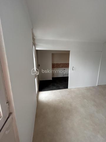 À découvrir, appartement de 87 m² situé au 1er étage d’une copropriété, proche gare à Boulogne-sur-Mer.

Avec ses beaux volumes et ses 3 chambres, cet appartement offre un potentiel intéressant et conviendra aussi bien à une famille qu’à un projet d’investissement.

Il se compose d’un espace de vie, d’une cuisine, de trois chambres et d’une salle de bains. Un petit balcon vient compléter l’ensemble.

L’appartement nécessite une remise au goût du jour, offrant ainsi aux futurs propriétaires la possibilité de repenser les espaces et de créer un intérieur qui leur ressemble.

Son DPE classé D constitue également un véritable atout.

Les charges de copropriété sont d’environ 3 000 € par an et comprennent notamment le chauffage et l’eau, permettant ainsi de mieux maîtriser les dépenses courantes.

Les + :
• 87 m² et de beaux volumes
• 3 chambres
• Situé au 1er étage
• Balcon
• Ascenceur
• DPE D
• Beau potentiel de personnalisation
• Chauffage et eau compris dans les charges
• Proximité immédiate des commodités

📍 Boulogne-sur-Mer 

💶 Prix : 114 000 € FAI

Un appartement spacieux offrant une belle base pour créer un intérieur à son image, dans un secteur pratique au quotidien.

📞 Contactez-moi pour plus de renseignements ou pour organiser une visite.