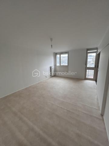 À découvrir, appartement de 87 m² situé au 1er étage d’une copropriété, proche gare à Boulogne-sur-Mer.

Avec ses beaux volumes et ses 3 chambres, cet appartement offre un potentiel intéressant et conviendra aussi bien à une famille qu’à un projet d’investissement.

Il se compose d’un espace de vie, d’une cuisine, de trois chambres et d’une salle de bains. Un petit balcon vient compléter l’ensemble.

L’appartement nécessite une remise au goût du jour, offrant ainsi aux futurs propriétaires la possibilité de repenser les espaces et de créer un intérieur qui leur ressemble.

Son DPE classé D constitue également un véritable atout.

Les charges de copropriété sont d’environ 3 000 € par an et comprennent notamment le chauffage et l’eau, permettant ainsi de mieux maîtriser les dépenses courantes.

Les + :
• 87 m² et de beaux volumes
• 3 chambres
• Situé au 1er étage
• Balcon
• Ascenceur
• DPE D
• Beau potentiel de personnalisation
• Chauffage et eau compris dans les charges
• Proximité immédiate des commodités

📍 Boulogne-sur-Mer 

💶 Prix : 114 000 € FAI

Un appartement spacieux offrant une belle base pour créer un intérieur à son image, dans un secteur pratique au quotidien.

📞 Contactez-moi pour plus de renseignements ou pour organiser une visite.