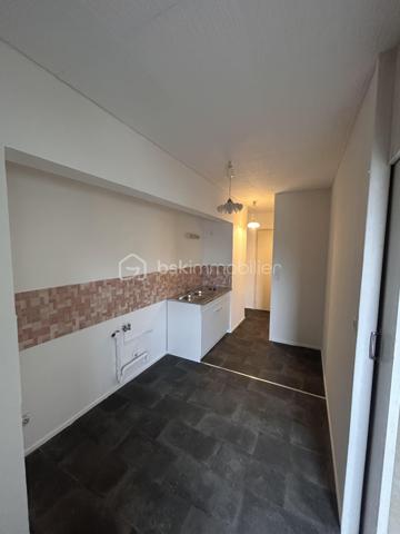 À découvrir, appartement de 87 m² situé au 1er étage d’une copropriété, proche gare à Boulogne-sur-Mer.

Avec ses beaux volumes et ses 3 chambres, cet appartement offre un potentiel intéressant et conviendra aussi bien à une famille qu’à un projet d’investissement.

Il se compose d’un espace de vie, d’une cuisine, de trois chambres et d’une salle de bains. Un petit balcon vient compléter l’ensemble.

L’appartement nécessite une remise au goût du jour, offrant ainsi aux futurs propriétaires la possibilité de repenser les espaces et de créer un intérieur qui leur ressemble.

Son DPE classé D constitue également un véritable atout.

Les charges de copropriété sont d’environ 3 000 € par an et comprennent notamment le chauffage et l’eau, permettant ainsi de mieux maîtriser les dépenses courantes.

Les + :
• 87 m² et de beaux volumes
• 3 chambres
• Situé au 1er étage
• Balcon
• Ascenceur
• DPE D
• Beau potentiel de personnalisation
• Chauffage et eau compris dans les charges
• Proximité immédiate des commodités

📍 Boulogne-sur-Mer 

💶 Prix : 114 000 € FAI

Un appartement spacieux offrant une belle base pour créer un intérieur à son image, dans un secteur pratique au quotidien.

📞 Contactez-moi pour plus de renseignements ou pour organiser une visite.