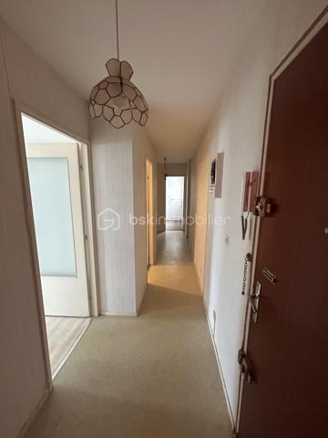 À découvrir, appartement de 87 m² situé au 1er étage d’une copropriété, proche gare à Boulogne-sur-Mer.

Avec ses beaux volumes et ses 3 chambres, cet appartement offre un potentiel intéressant et conviendra aussi bien à une famille qu’à un projet d’investissement.

Il se compose d’un espace de vie, d’une cuisine, de trois chambres et d’une salle de bains. Un petit balcon vient compléter l’ensemble.

L’appartement nécessite une remise au goût du jour, offrant ainsi aux futurs propriétaires la possibilité de repenser les espaces et de créer un intérieur qui leur ressemble.

Son DPE classé D constitue également un véritable atout.

Les charges de copropriété sont d’environ 3 000 € par an et comprennent notamment le chauffage et l’eau, permettant ainsi de mieux maîtriser les dépenses courantes.

Les + :
• 87 m² et de beaux volumes
• 3 chambres
• Situé au 1er étage
• Balcon
• Ascenceur
• DPE D
• Beau potentiel de personnalisation
• Chauffage et eau compris dans les charges
• Proximité immédiate des commodités

📍 Boulogne-sur-Mer 

💶 Prix : 114 000 € FAI

Un appartement spacieux offrant une belle base pour créer un intérieur à son image, dans un secteur pratique au quotidien.

📞 Contactez-moi pour plus de renseignements ou pour organiser une visite.