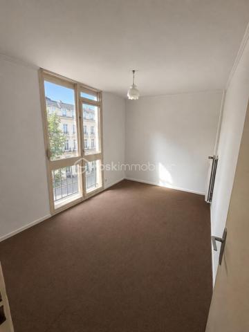 À découvrir, appartement de 87 m² situé au 1er étage d’une copropriété, proche gare à Boulogne-sur-Mer.

Avec ses beaux volumes et ses 3 chambres, cet appartement offre un potentiel intéressant et conviendra aussi bien à une famille qu’à un projet d’investissement.

Il se compose d’un espace de vie, d’une cuisine, de trois chambres et d’une salle de bains. Un petit balcon vient compléter l’ensemble.

L’appartement nécessite une remise au goût du jour, offrant ainsi aux futurs propriétaires la possibilité de repenser les espaces et de créer un intérieur qui leur ressemble.

Son DPE classé D constitue également un véritable atout.

Les charges de copropriété sont d’environ 3 000 € par an et comprennent notamment le chauffage et l’eau, permettant ainsi de mieux maîtriser les dépenses courantes.

Les + :
• 87 m² et de beaux volumes
• 3 chambres
• Situé au 1er étage
• Balcon
• Ascenceur
• DPE D
• Beau potentiel de personnalisation
• Chauffage et eau compris dans les charges
• Proximité immédiate des commodités

📍 Boulogne-sur-Mer 

💶 Prix : 114 000 € FAI

Un appartement spacieux offrant une belle base pour créer un intérieur à son image, dans un secteur pratique au quotidien.

📞 Contactez-moi pour plus de renseignements ou pour organiser une visite.