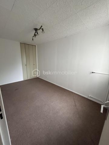 À découvrir, appartement de 87 m² situé au 1er étage d’une copropriété, proche gare à Boulogne-sur-Mer.

Avec ses beaux volumes et ses 3 chambres, cet appartement offre un potentiel intéressant et conviendra aussi bien à une famille qu’à un projet d’investissement.

Il se compose d’un espace de vie, d’une cuisine, de trois chambres et d’une salle de bains. Un petit balcon vient compléter l’ensemble.

L’appartement nécessite une remise au goût du jour, offrant ainsi aux futurs propriétaires la possibilité de repenser les espaces et de créer un intérieur qui leur ressemble.

Son DPE classé D constitue également un véritable atout.

Les charges de copropriété sont d’environ 3 000 € par an et comprennent notamment le chauffage et l’eau, permettant ainsi de mieux maîtriser les dépenses courantes.

Les + :
• 87 m² et de beaux volumes
• 3 chambres
• Situé au 1er étage
• Balcon
• Ascenceur
• DPE D
• Beau potentiel de personnalisation
• Chauffage et eau compris dans les charges
• Proximité immédiate des commodités

📍 Boulogne-sur-Mer 

💶 Prix : 114 000 € FAI

Un appartement spacieux offrant une belle base pour créer un intérieur à son image, dans un secteur pratique au quotidien.

📞 Contactez-moi pour plus de renseignements ou pour organiser une visite.