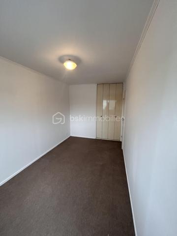 À découvrir, appartement de 87 m² situé au 1er étage d’une copropriété, proche gare à Boulogne-sur-Mer.

Avec ses beaux volumes et ses 3 chambres, cet appartement offre un potentiel intéressant et conviendra aussi bien à une famille qu’à un projet d’investissement.

Il se compose d’un espace de vie, d’une cuisine, de trois chambres et d’une salle de bains. Un petit balcon vient compléter l’ensemble.

L’appartement nécessite une remise au goût du jour, offrant ainsi aux futurs propriétaires la possibilité de repenser les espaces et de créer un intérieur qui leur ressemble.

Son DPE classé D constitue également un véritable atout.

Les charges de copropriété sont d’environ 3 000 € par an et comprennent notamment le chauffage et l’eau, permettant ainsi de mieux maîtriser les dépenses courantes.

Les + :
• 87 m² et de beaux volumes
• 3 chambres
• Situé au 1er étage
• Balcon
• Ascenceur
• DPE D
• Beau potentiel de personnalisation
• Chauffage et eau compris dans les charges
• Proximité immédiate des commodités

📍 Boulogne-sur-Mer 

💶 Prix : 114 000 € FAI

Un appartement spacieux offrant une belle base pour créer un intérieur à son image, dans un secteur pratique au quotidien.

📞 Contactez-moi pour plus de renseignements ou pour organiser une visite.