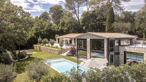 Mas en pierre de 300m2 sur terrain de 2500m2  proche du village de Valbonne