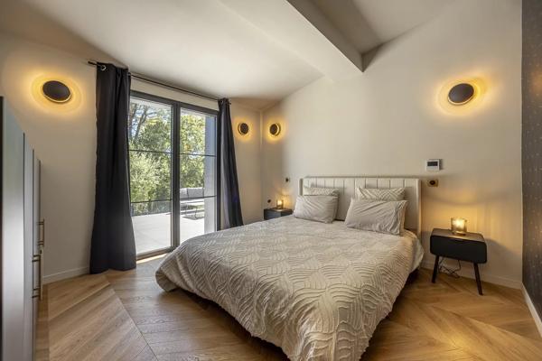 Mas en pierre de 300m2 sur terrain de 2500m2  proche du village de Valbonne