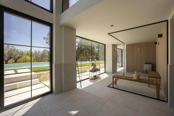 Mas en pierre de 300m2 sur terrain de 2500m2  proche du village de Valbonne