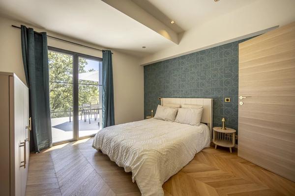 Mas en pierre de 300m2 sur terrain de 2500m2  proche du village de Valbonne