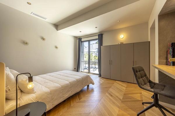 Mas en pierre de 300m2 sur terrain de 2500m2  proche du village de Valbonne