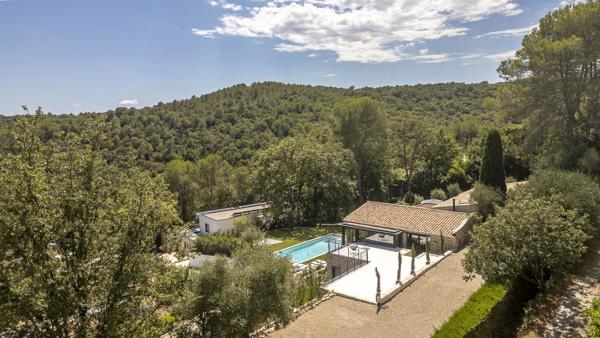 Mas en pierre de 300m2 sur terrain de 2500m2  proche du village de Valbonne