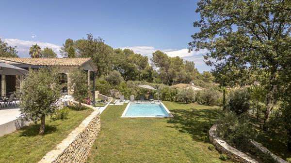 Mas en pierre de 300m2 sur terrain de 2500m2  proche du village de Valbonne