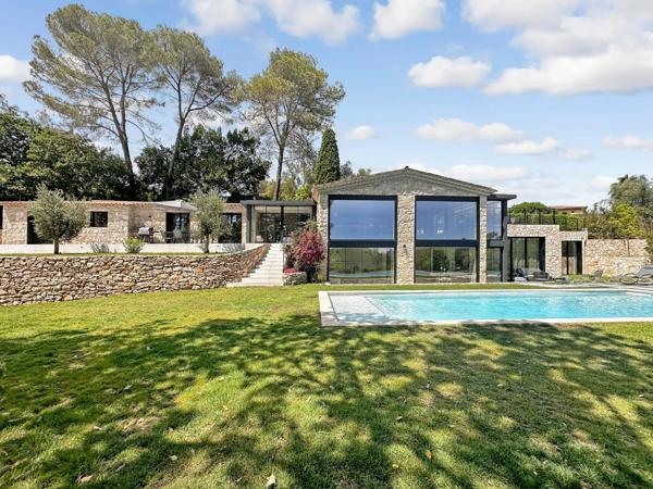 Mas en pierre de 300m2 sur terrain de 2500m2  proche du village de Valbonne