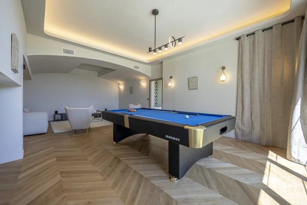 Mas en pierre de 300m2 sur terrain de 2500m2  proche du village de Valbonne