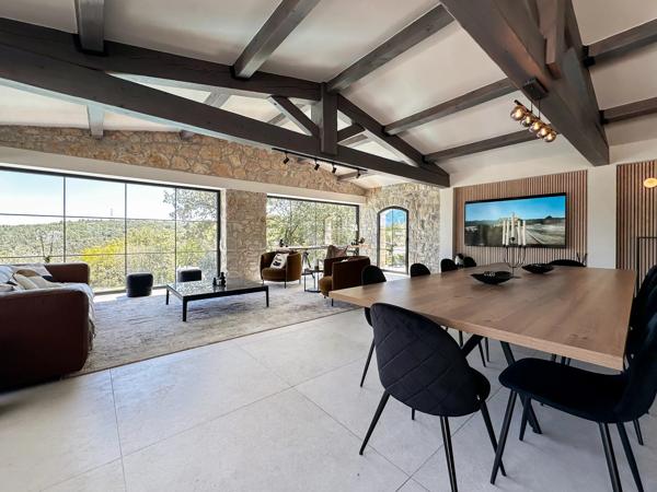 Mas en pierre de 300m2 sur terrain de 2500m2  proche du village de Valbonne