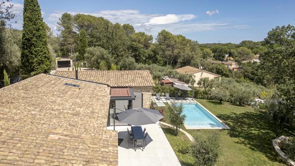 Mas en pierre de 300m2 sur terrain de 2500m2  proche du village de Valbonne