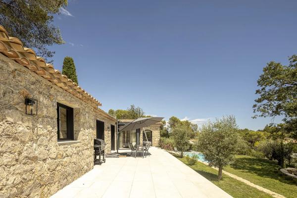 Mas en pierre de 300m2 sur terrain de 2500m2  proche du village de Valbonne