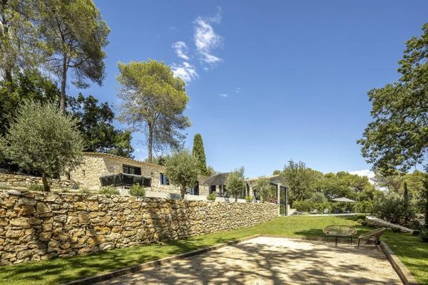 Mas en pierre de 300m2 sur terrain de 2500m2  proche du village de Valbonne