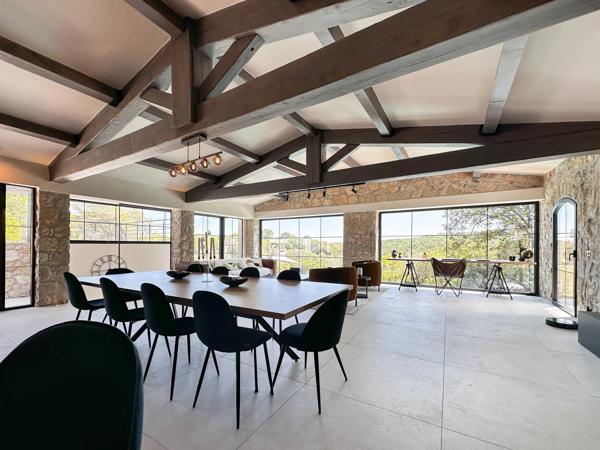 Mas en pierre de 300m2 sur terrain de 2500m2  proche du village de Valbonne