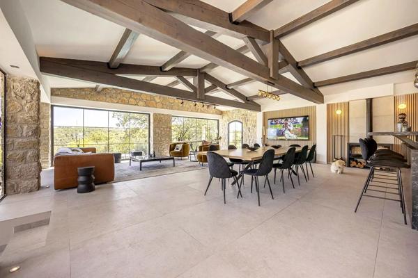 Mas en pierre de 300m2 sur terrain de 2500m2  proche du village de Valbonne