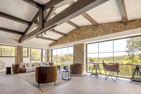Mas en pierre de 300m2 sur terrain de 2500m2  proche du village de Valbonne