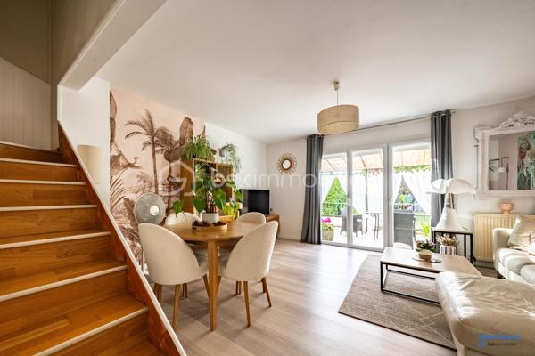 A saint Apollinaire, Charmante maison accolée de 102 m², idéalement située dans un quartier paisible, offrant une qualité de vie exceptionnelle. Ce bien à étage offre un espace de vie parfait pour une famille en quête de confort et de proximité urbaine. 

La maison se compose d'une cuisine aménagée et équipée, un salon séjour avec accès direct sur la terrasse et le jardin. A l'étage, 4 chambres généreuses et salle de bain. Au deuxième étage, une pièce à finir d'aménagée selon vos envies. Un garage et une cave complète se bien. 

Venez découvrir ce bien parfaitement entretenu et au gout du jour.