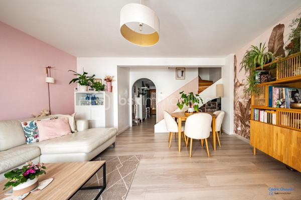 A saint Apollinaire, Charmante maison accolée de 102 m², idéalement située dans un quartier paisible, offrant une qualité de vie exceptionnelle. Ce bien à étage offre un espace de vie parfait pour une famille en quête de confort et de proximité urbaine. 

La maison se compose d'une cuisine aménagée et équipée, un salon séjour avec accès direct sur la terrasse et le jardin. A l'étage, 4 chambres généreuses et salle de bain. Au deuxième étage, une pièce à finir d'aménagée selon vos envies. Un garage et une cave complète se bien. 

Venez découvrir ce bien parfaitement entretenu et au gout du jour.