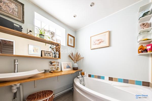 A saint Apollinaire, Charmante maison accolée de 102 m², idéalement située dans un quartier paisible, offrant une qualité de vie exceptionnelle. Ce bien à étage offre un espace de vie parfait pour une famille en quête de confort et de proximité urbaine. 

La maison se compose d'une cuisine aménagée et équipée, un salon séjour avec accès direct sur la terrasse et le jardin. A l'étage, 4 chambres généreuses et salle de bain. Au deuxième étage, une pièce à finir d'aménagée selon vos envies. Un garage et une cave complète se bien. 

Venez découvrir ce bien parfaitement entretenu et au gout du jour.