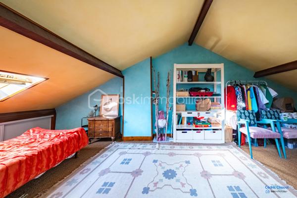 A saint Apollinaire, Charmante maison accolée de 102 m², idéalement située dans un quartier paisible, offrant une qualité de vie exceptionnelle. Ce bien à étage offre un espace de vie parfait pour une famille en quête de confort et de proximité urbaine. 

La maison se compose d'une cuisine aménagée et équipée, un salon séjour avec accès direct sur la terrasse et le jardin. A l'étage, 4 chambres généreuses et salle de bain. Au deuxième étage, une pièce à finir d'aménagée selon vos envies. Un garage et une cave complète se bien. 

Venez découvrir ce bien parfaitement entretenu et au gout du jour.