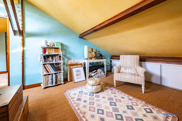A saint Apollinaire, Charmante maison accolée de 102 m², idéalement située dans un quartier paisible, offrant une qualité de vie exceptionnelle. Ce bien à étage offre un espace de vie parfait pour une famille en quête de confort et de proximité urbaine. 

La maison se compose d'une cuisine aménagée et équipée, un salon séjour avec accès direct sur la terrasse et le jardin. A l'étage, 4 chambres généreuses et salle de bain. Au deuxième étage, une pièce à finir d'aménagée selon vos envies. Un garage et une cave complète se bien. 

Venez découvrir ce bien parfaitement entretenu et au gout du jour.
