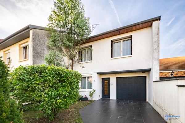 A saint Apollinaire, Charmante maison accolée de 102 m², idéalement située dans un quartier paisible, offrant une qualité de vie exceptionnelle. Ce bien à étage offre un espace de vie parfait pour une famille en quête de confort et de proximité urbaine. 

La maison se compose d'une cuisine aménagée et équipée, un salon séjour avec accès direct sur la terrasse et le jardin. A l'étage, 4 chambres généreuses et salle de bain. Au deuxième étage, une pièce à finir d'aménagée selon vos envies. Un garage et une cave complète se bien. 

Venez découvrir ce bien parfaitement entretenu et au gout du jour.